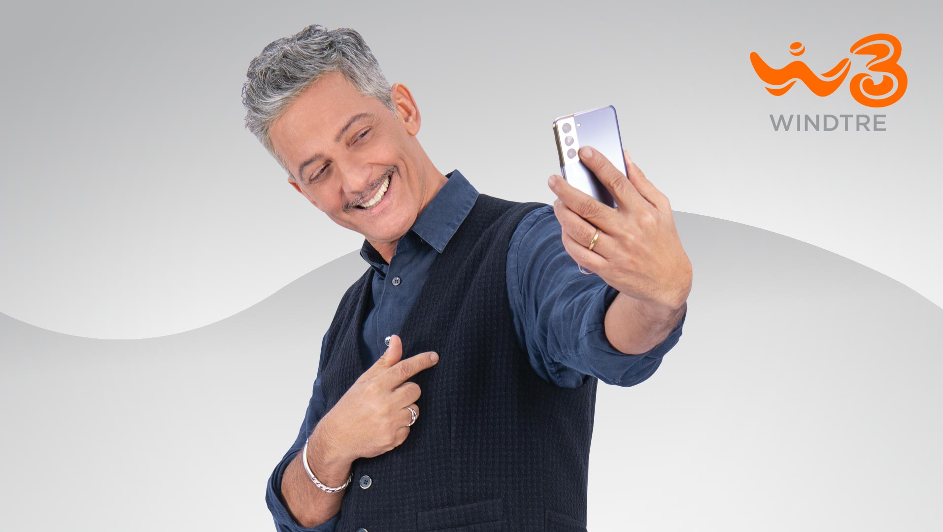 WindTre, nuovo spot con Fiorello con le nuove offerte del brando con telefono incluso WindTre, nuovo spot con Fiorello con le nuove offerte del brando con telefono incluso